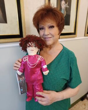 Orietta Berti Instagram - La Pigotta, la speciale bambola di pezza dell'UNICEF, che da oltre 30 anni viene realizzata con amore da volontarie e volontari di tutte le età, si trasforma in kit salvavita, vaccini e alimenti terapeutici per i bambini di tutto il mondo.

Anche quest'anno ne sono state create tantissime e ognuna è speciale, unica e fatta con amore...e ognuno di noi può adottarne una e cambiare per sempre la vita di un bambino. ❤

Vai su... www.pigotta.it 

... e ADOTTA ANCHE TU UNA PIGOTTA💖🙏🌈

#PigottaOrietta

Un abbraccio a tutti❤
Orietta

@unicefitalia #unicefitalia #pigotta #unicef #ognipigottaadottataèunavitasalvata #pigottaorietta #pailletteseconchiglie @alessiamarcuzzi @linobanfi_ufficiale @rosario_fiorello @danti2f @unicef #fedez @achilleidol @nickcerioni @gcdswear @giulianocalza @amadeusonoio @rovazzi @manuelito @rochart_design @pinupstars @enzocampagnolireal #solidarietà #love🏳️‍🌈 #pace🏳️‍🌈
