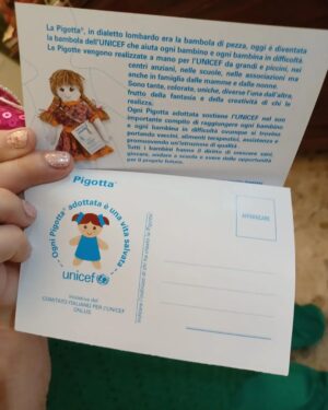 Orietta Berti Instagram - La Pigotta, la speciale bambola di pezza dell'UNICEF, che da oltre 30 anni viene realizzata con amore da volontarie e volontari di tutte le età, si trasforma in kit salvavita, vaccini e alimenti terapeutici per i bambini di tutto il mondo.

Anche quest'anno ne sono state create tantissime e ognuna è speciale, unica e fatta con amore...e ognuno di noi può adottarne una e cambiare per sempre la vita di un bambino. ❤

Vai su... www.pigotta.it 

... e ADOTTA ANCHE TU UNA PIGOTTA💖🙏🌈

#PigottaOrietta

Un abbraccio a tutti❤
Orietta

@unicefitalia #unicefitalia #pigotta #unicef #ognipigottaadottataèunavitasalvata #pigottaorietta #pailletteseconchiglie @alessiamarcuzzi @linobanfi_ufficiale @rosario_fiorello @danti2f @unicef #fedez @achilleidol @nickcerioni @gcdswear @giulianocalza @amadeusonoio @rovazzi @manuelito @rochart_design @pinupstars @enzocampagnolireal #solidarietà #love🏳️‍🌈 #pace🏳️‍🌈