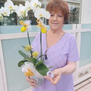 Orietta Berti Instagram - Grazie💖 agli amici di Collelongo per questa meravigliosa orchidea che ancora bellissima💐❤🌺... e per questa simpatica spilla che hanno personalizzato per me🎁

Viva il #buonumore🌞

 "Una vespa in 2"
@rosario_fiorello @bertiorietta
#UnaVespaIn2Mania
#unavespain2 #love❤

🛵❤💖💗💜🧡💛💚💙🌈

Un abbraccio a tutti❤
Orietta

#UnFiore #AMeBastaUnFiore🌸 #UnaVespaIn2 #UnaVespaInDue #graphicart❤ #fiorello #oriettaberti #estate #buonumore #unfiore #summer #tour @sanroccocollelongo @comunedicollelongo @proloco.collelongo #unavespainduemania #love💖 @dan_e_dav @danti2f @enricocremonesiofficial @biggiepaulofficial  @lucatommassinidreamer @starpointcorporation @warnermusicitaly #pace🏳️‍🌈