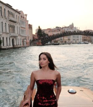 Özge Özaçar Instagram - We are on our way to celebrate cinema with Campari Red tonight! ♥️ @labiennale 

#Campari #EnjoyResponsibly #CampariCinema #Venezia81 #WeAreCinema #invitedby

@zuleyhakuru @damianiofficial