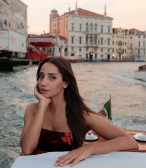 Özge Özaçar Instagram - We are on our way to celebrate cinema with Campari Red tonight! ♥️ @labiennale 

#Campari #EnjoyResponsibly #CampariCinema #Venezia81 #WeAreCinema #invitedby

@zuleyhakuru @damianiofficial