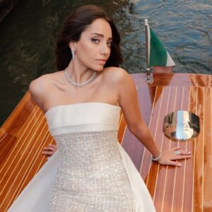 Özge Özaçar Instagram - Venice is always a good idea! Can’t wait for tonight’s red carpet experience with Campari Global again! 💛

@labiennale #Campari #EnjoyResponsibly #CampariCinema #Venezia81 #WeAreCinema #invitedby #ad

@studiotayfunkaba @damianiofficial