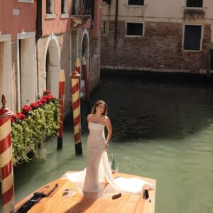 Özge Özaçar Instagram - Venice is always a good idea! Can’t wait for tonight’s red carpet experience with Campari Global again! 💛

@labiennale #Campari #EnjoyResponsibly #CampariCinema #Venezia81 #WeAreCinema #invitedby #ad

@studiotayfunkaba @damianiofficial