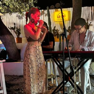 Özge Özberk Instagram - Dereköy Lokantasında şahane bir @goons_tr gecesi.. Jazz dinletisi de aklımızda kalan..🌸 
#DurVeAndaKal ❤️ @derekoylokantasi ⭐️