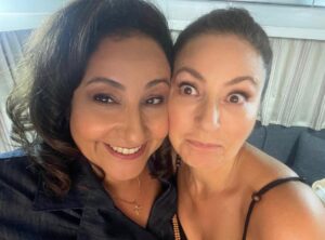 Özlem Tokaslan Instagram - Benim sesi güzel, kendi güzel,  gönlü güzel canım arkadaşım hep denk gelip çalışalım @yoncasahinbas ❤️ 

@askindunkucocuklari sürprizlerle dolu ve yakında🍀