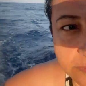 Özlem Tokaslan Instagram - Her şeye rağmen gülmek en büyük direniş,
Gülmek, bir halk gülüyorsa gülmekmiş! Evet!
Ne çok benziyoruz Türkiye’ye Edip Cansever üstadım. Öyle bir yalnızlık ki, böylesi hiç yaşanmadı sanki dünyada.