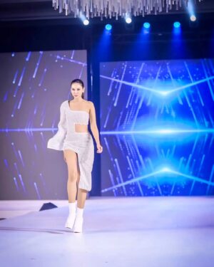 Pakkaramai Potranan Instagram - เมื่อคืนมีโอกาสไปเดินแบบที่งาน @myriad_grand_monde_official  ดีใจด้วยนะคะ เป็นก้าวที่แข็งแรง ทุกคนก้าวนะจ๊ะ กิจเจริญรุ่งเรืองน๊าาาา ขออนุญาติเจ้าของคลิปจาก ตต . ด้วยนะคะ ♥️♥️