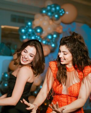 Palak Purswani Instagram - This night had memories to last for a lifetime! 
Cheers to my absolute favvv @akanksha8000 🫶🏼
Love you babygirl ✨ 

Love & light always 🤍 

Outfit @shantanunikhil 
Makeup @khushipremchandani_mua 
Hair @hairloom_by_akanksha 
Bag @oceana_clutches x @akanksha8000