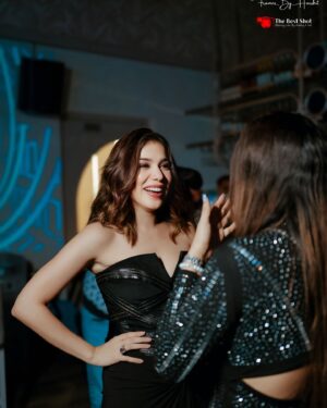 Palak Purswani Instagram - This night had memories to last for a lifetime! 
Cheers to my absolute favvv @akanksha8000 🫶🏼
Love you babygirl ✨ 

Love & light always 🤍 

Outfit @shantanunikhil 
Makeup @khushipremchandani_mua 
Hair @hairloom_by_akanksha 
Bag @oceana_clutches x @akanksha8000