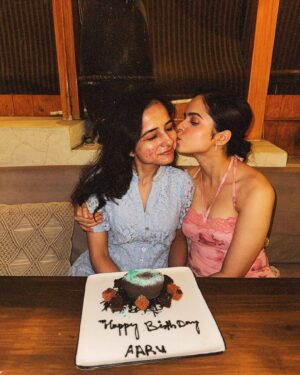 Palak Sindhwani Instagram - Tonight’s menu: Friendship, fun, and a side of fabulous food! ✨💞 

Wearing - @savana