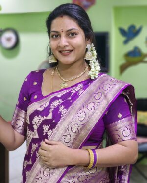 Pallavi Ramisetty Instagram - Brought this beautiful saree from @xactly_sarees
Check their collection for more range 🍇 
Just wanted to give genuine review 
Quality of saree is sogood and lightweight 
#forvaralaxmivratham #nofilters #notcollab

Jumkhas @navathara_jewels 

📷 @devipriya6548
