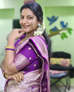 Pallavi Ramisetty Instagram - Brought this beautiful saree from @xactly_sarees
Check their collection for more range 🍇 
Just wanted to give genuine review 
Quality of saree is sogood and lightweight 
#forvaralaxmivratham #nofilters #notcollab

Jumkhas @navathara_jewels 

📷 @devipriya6548