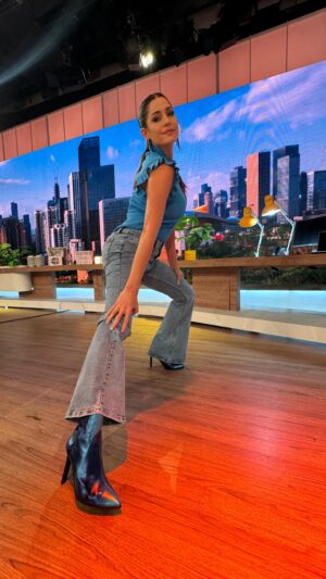 Pamela David Instagram - VIERNES!!! 🫶🏻 y arranco el finde con este lookazo de @laspepasinst 💋

Las botas de @luciadiaz.shoes 🤟🏽