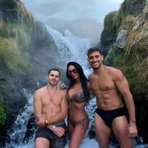Pamela Díaz Instagram - Aqui en las termas aguas calientes 
Se mueren el lugar people 
Muy lindo tdoooooooooooo
Y los modelos?  jajaaja 
@nevadosdechillan 
@austinpalaoc @pangalandrade