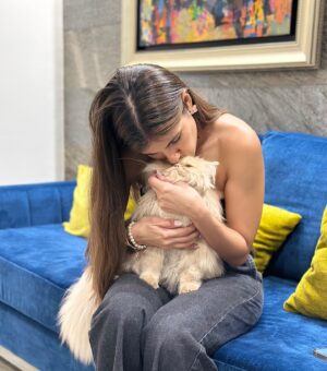 Pamela Sambrano Instagram - Quiero contarles tantas cosas pero no sé por dónde empezar. Por el momento puedo decir que estoy tranquila. Los primeros 4 meses del año fueron raros, complicados, con cosas bonitas, pero raros. Pasé mucho tiempo pensando por qué pasaban esas cosas, quejándome, torturándome, eso fue como una bola de nieve y uds saben de qué tamaño se puede hacer una bola de nieve!
Pero cuando estamos así, si nosotros no logramos salir, la vida nos va a obligar a hacerlo y de la peor manera. (No me voy a poner romántica y decir: no hay peor manera, uno debe ser fuerte…NO SEÑORES, SÍ HAY MANERAS HORRENDAS, la vida podría ser más fácil, no somos los mejores guerreros y esto no es Sparta)
Pero bueno, al final aunque sea tan lógico y tan básico, todo empezó a funcionar desde que dejé de presionar, desde que retomé el tratarme con respeto dentro de mi diálogo interno, desde que decidí dejar de poner los ojos en lo que no sucedía. Básicamente cuando empecé a fluir. Qué fácil que suena pero qué difícil es mantenerlo en el tiempo, cuando uno cree que lo ha logrado, ZAZ la vida cambia y es como volver a empezar. Claro! Hay una gran diferencia de cuando ya conoces el camino, porque tienes idea de cómo volver a iniciar 🍃

Así que por aquí andamos, con el software actualizado, tranquilos y contentos.

Nota importante: Este sábado 17 de Agosto es el cumpleaños de mi Kate 🥹