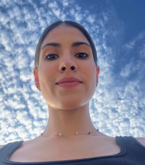 Pamela Sambrano Instagram - Quiero contarles tantas cosas pero no sé por dónde empezar. Por el momento puedo decir que estoy tranquila. Los primeros 4 meses del año fueron raros, complicados, con cosas bonitas, pero raros. Pasé mucho tiempo pensando por qué pasaban esas cosas, quejándome, torturándome, eso fue como una bola de nieve y uds saben de qué tamaño se puede hacer una bola de nieve!
Pero cuando estamos así, si nosotros no logramos salir, la vida nos va a obligar a hacerlo y de la peor manera. (No me voy a poner romántica y decir: no hay peor manera, uno debe ser fuerte…NO SEÑORES, SÍ HAY MANERAS HORRENDAS, la vida podría ser más fácil, no somos los mejores guerreros y esto no es Sparta)
Pero bueno, al final aunque sea tan lógico y tan básico, todo empezó a funcionar desde que dejé de presionar, desde que retomé el tratarme con respeto dentro de mi diálogo interno, desde que decidí dejar de poner los ojos en lo que no sucedía. Básicamente cuando empecé a fluir. Qué fácil que suena pero qué difícil es mantenerlo en el tiempo, cuando uno cree que lo ha logrado, ZAZ la vida cambia y es como volver a empezar. Claro! Hay una gran diferencia de cuando ya conoces el camino, porque tienes idea de cómo volver a iniciar 🍃

Así que por aquí andamos, con el software actualizado, tranquilos y contentos.

Nota importante: Este sábado 17 de Agosto es el cumpleaños de mi Kate 🥹