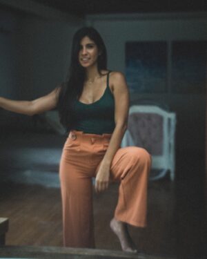 Pamela Sambrano Instagram - 🎂#35 :Al igual que el verde, tengo muchos estados y todos me gustan! 
 HBDAY TO ME 🪅 que no se pierda la rara costumbre de desearse feliz cumpleaños a uno mismo, redactarse un párrafo, y postearlo en el Feed en el gran día.

El que reconozca el lugar de la penúltima foto, fácilmente podría ser mi mejor amigo/a.