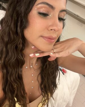 Pamela Sambrano Instagram - 🎂#35 :Al igual que el verde, tengo muchos estados y todos me gustan! 
 HBDAY TO ME 🪅 que no se pierda la rara costumbre de desearse feliz cumpleaños a uno mismo, redactarse un párrafo, y postearlo en el Feed en el gran día.

El que reconozca el lugar de la penúltima foto, fácilmente podría ser mi mejor amigo/a.
