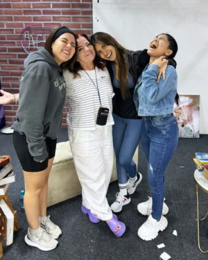 Pamela Sambrano Instagram - Las tías celebrando el día de lx actriz/actor.
.
Porque a diferencia del día del trabajo que todos tienen libre, nosotras, el día del actor no podemos, tenemos ensayo ❤️🤣🎭

.
#felizdiadelactor