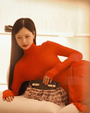 Pansa Vosbein Instagram - Make it an elegant day with my new Hug!
@ferragamo #ferragamo #FerragamoFW24 #FerragamoHugBag