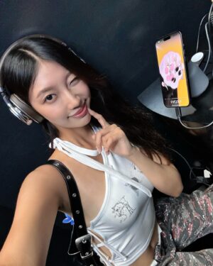 Park Se-jeong Instagram - MEOVV DEBUT PRE-LISTENING 🐾🐈‍⬛💗💗💗미야오오옹

@meovv_official_ 
@theblacklabel