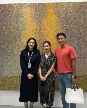 Park Si-eun Instagram - 정말 오랜만에 전시구경~🥰
#키아프 #kiafseoul @kiaf_official 
#박기웅 작가
#이내 작가
#고상우 작가
#그외에도멋진작품들정말많았는데못담았음
#내일까지한다니꼭가보세요❣️