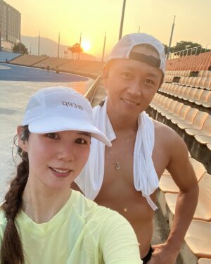 Park Si-eun Instagram - 오늘도 덥네요😅
그래도 열심히 또 화이팅해봐요🤗👍💕
#아자아자
#부부#러닝#normalone
#haveagoodday 🩵