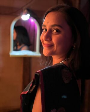 Parna Pethe Instagram - the little moment when you are about to enter the stage.. the little moment with yourself.. the moment when you shift your energy to the character’s;
that little moment - as an actor is so much fun to experience and be aware of.. 🌸

~~~
photo credit : @shreyas_raje 

~~ विसर्जनाच्या दिवसाच्या प्रयोगाची आठवण ~~