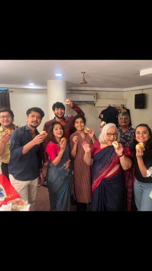 Parna Pethe Instagram - जागतिक वडा पाव दिन 🥁🙏🏽 आणि कल्याणचा शेवटचा शो! 

तुम्हाला कुठल्या नाट्यगृहातला वडा पाव सगळ्यात आवडतो??
Comments मधे सांगा! 

#वडापाव #नाटक #marathifun #vadapav #funreels