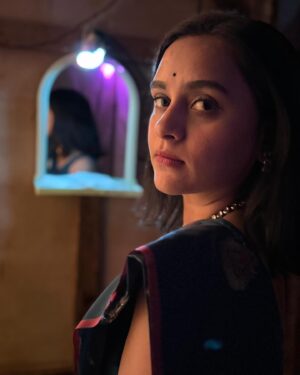 Parna Pethe Instagram - the little moment when you are about to enter the stage.. the little moment with yourself.. the moment when you shift your energy to the character’s;
that little moment - as an actor is so much fun to experience and be aware of.. 🌸

~~~
photo credit : @shreyas_raje 

~~ विसर्जनाच्या दिवसाच्या प्रयोगाची आठवण ~~