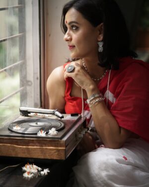 Parna Pethe Instagram - Jewellery holds a significant place in Durgo Pujo celebrations, both in terms of attire and symbolic value.

We offer a beautiful collection of festive jewellery handmade in 92.5 silver. Our intricately crafted creations will surely add a spark to your Pujo attire. 

Celebrate this durgo pujo with Aadyaa’s silver jewellery creations. We are more than happy to be a part of your celebration.

Shop these beautiful sarees : @suta_bombay 

Shop now on www.aadyaa.com

For WhatsApp orders ping us on 7219285508

#aadyaa #fyp #explorepage #925silver #jewellery #accessories #durgapuja #festival #handmadejewelry #handmadeinindia