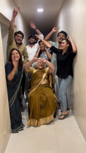 Parna Pethe Instagram - कोण कोण गंडलंय? 😅😅

—

हे रील बनवलंय कारण we are performing the last 8 shows of charchaughi 🥹💛

#charchaughi #1234challenge #marathifun #marathinatak #theatre #natak #theatrelife #marathiactress #1234 

VC @bhoslemangesh1 🌸

जमलंय का?