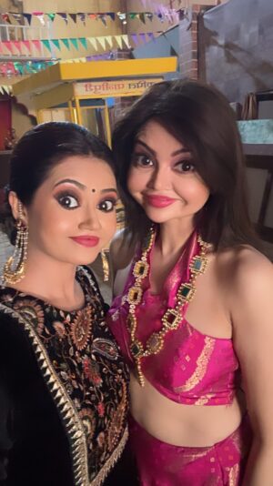Parull Chaudhry Instagram - Secret “chugli” code…….
Any guesses??? 😜
.
.
#funnyreels #instagood #mood #behindthescenes #instareels #bhagyalakshmi #actorslife #parakhmadan