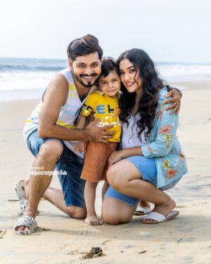 Parvathy R Krishna Instagram - First Family Cover Shoot for @mbiarogyamasika 
Cover: @balagopal_bgm 
@parvathy_r_krishna 
@achukuttanofficial 
Pic @sidhiqueakber 
Stylist:  @styled_by_vinnyfrancis 
Costume: @pothyskerala , Kerala
Makeup: @makeup_blooms_makeover_ 
@makeover_by_aswathyprasanth 
Retouch @pacrofilms 
Location:@abadturtlebeach Turtle Beach, Mararikulam.