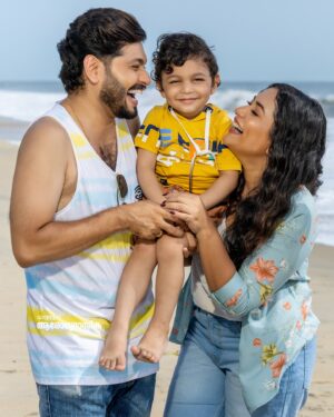 Parvathy R Krishna Instagram - First Family Cover Shoot for @mbiarogyamasika 
Cover: @balagopal_bgm 
@parvathy_r_krishna 
@achukuttanofficial 
Pic @sidhiqueakber 
Stylist:  @styled_by_vinnyfrancis 
Costume: @pothyskerala , Kerala
Makeup: @makeup_blooms_makeover_ 
@makeover_by_aswathyprasanth 
Retouch @pacrofilms 
Location:@abadturtlebeach Turtle Beach, Mararikulam.