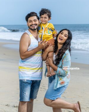Parvathy R Krishna Instagram - First Family Cover Shoot for @mbiarogyamasika 
Cover: @balagopal_bgm 
@parvathy_r_krishna 
@achukuttanofficial 
Pic @sidhiqueakber 
Stylist:  @styled_by_vinnyfrancis 
Costume: @pothyskerala , Kerala
Makeup: @makeup_blooms_makeover_ 
@makeover_by_aswathyprasanth 
Retouch @pacrofilms 
Location:@abadturtlebeach Turtle Beach, Mararikulam.