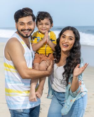 Parvathy R Krishna Instagram - First Family Cover Shoot for @mbiarogyamasika 
Cover: @balagopal_bgm 
@parvathy_r_krishna 
@achukuttanofficial 
Pic @sidhiqueakber 
Stylist:  @styled_by_vinnyfrancis 
Costume: @pothyskerala , Kerala
Makeup: @makeup_blooms_makeover_ 
@makeover_by_aswathyprasanth 
Retouch @pacrofilms 
Location:@abadturtlebeach Turtle Beach, Mararikulam.