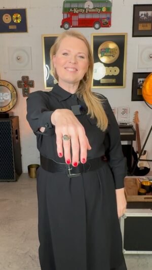 Patricia Kelly Instagram - Wer kann sich an diesen wunderschönen Ring erinnern?? ❤️🤩 
Den habe ich in den 90ern immer getragen und ich liebe ihn sehr. Und warum? Weil meine Mama ihn mir geschenkt hat, als ich noch klein war 🫶🫶
#ring #mama #geschenk #kindheit #herz #liebe #family #erinnerungen #90s #schmuck #kellyfamily #thekellyfamily #patriciakelly