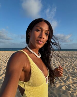 Patrícia Mamona Instagram - 🇨🇻 Foste bom para mim 🫶🏽 
🏝️ Cabo verde é sabi 🤌🏾

#ferias #sol #sun #praia #beach #mar #sea#nostress #caboverde #ilhadosal #euquerovoltarparaailha #oqueébomacabarapido