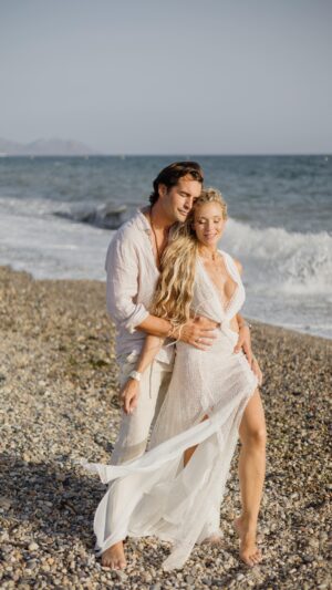 Patricia Montero Instagram - PREBODA sorpresa de la mano de  @conpicofino_eventos 
Nos adentraron en una ancestral ceremonia maya a modo de ritual espiritual, para conectar con nuestro corazón y celebrar EL AMOR en pareja y en unión con la familia elegida, para después, junto a un exquisito festín, CELEBRAR LA VIDA guiados por la diosa @adriana.rogan 

Y, sólo os diremos que todos los allí presentes vivimos un viaje sensorial, bañado de buena energía, positividad, amor y conexión con la madre tierra, ese latir que nos sostiene y nos da vida. 🫀🌏 👣 
Y es que ese es precisamente es ese el objetivo de este ritual, unir energías entre un amor puro, sin filtro ni caretas con elementos naturales que nos rodeaban en el mágico entorno de  @bribon_delpuerto 🌊 

 🌬️ Empezamos de pie descalzos con una limpieza (sahumado), a base de plantas aromáticas 💐
🕯️ Fuego sagrado; donde cada invitado dejaba su deseo hacia nosotros sobre esa velita 
⚓️ Apertura 4 rumbos, elegir 4 guías (amigos) que sean nuestro (fuego, tierra, agua y viento) 
💝 Votos y Lazo, deseos de cada uno de nuestros invitados para un vida en AMOR LIMPIO
🔥 Hoguera, donde quemamos y dejamos ir esas cosas que nos impiden avanzar para caminar sin mochilas y con un amor auténtico sin juicio. 

 🪄 Una experiencia mágica, algo realmente especial que sólo creo que podemos explicar los que lo vivimos desde dentro, para entender la profunda conexión que se creó allí y que sentimos con todo y todos  los que nos acompañaban. 

Nos amamos /Os amamos 

GRACIAS; 
@conpicofino_eventos por ser mucho   que un catering 🔥🔥
@mitriciclo creo que vamos a soñar con las flores de queso 🥰
@angierodriguezmuah gracias por esos maquillajes que hicieron a todos viajar 
@3duendes_eventos y @franfalcesdj por vuestro broche final para la fiesta 
@de_pitimini_eventos por estar cerquita en todo momento y a ti @adriana.rogan soñamos por volver a repetir ese momento ❤️

🎥 Imágenes @carlosfelix_weddings 
👨‍💻 Edición @alexadrover 
🎤 Voz @adriana.rogan 
🎶 Mezcla @erikcruzmusic 

#AdroverMonteroWedding #BodaEspiritual #RitualAmor #HolisticWedding #BodaMaya