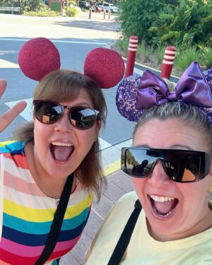 Patricia Paquin Instagram - La magie de Disney dans l’tapis pour clore les vacances. C’est ce que nous venons de vivre avec émerveillement et aussi un peu de douleur (plus de 20 milles pas par jour 😵‍💫)
On a créé des souvenirs, on a rit en masse et pris 1million de photos. Quand même touchant de voir notre amitié de 35 ans se poursuivre avec nos enfants ❤️ 
Merci @voyageenchante pour votre complicité dans l’organisation de notre beau voyage (pub gratis, on a payé)
@waltdisneyworld @jessica.barker_ @lemondedebenjamin @patricia_paquin