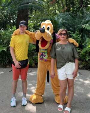 Patricia Paquin Instagram - La magie de Disney dans l’tapis pour clore les vacances. C’est ce que nous venons de vivre avec émerveillement et aussi un peu de douleur (plus de 20 milles pas par jour 😵‍💫)
On a créé des souvenirs, on a rit en masse et pris 1million de photos. Quand même touchant de voir notre amitié de 35 ans se poursuivre avec nos enfants ❤️ 
Merci @voyageenchante pour votre complicité dans l’organisation de notre beau voyage (pub gratis, on a payé)
@waltdisneyworld @jessica.barker_ @lemondedebenjamin @patricia_paquin