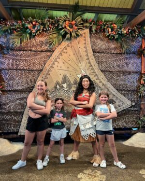 Patricia Paquin Instagram - La magie de Disney dans l’tapis pour clore les vacances. C’est ce que nous venons de vivre avec émerveillement et aussi un peu de douleur (plus de 20 milles pas par jour 😵‍💫)
On a créé des souvenirs, on a rit en masse et pris 1million de photos. Quand même touchant de voir notre amitié de 35 ans se poursuivre avec nos enfants ❤️ 
Merci @voyageenchante pour votre complicité dans l’organisation de notre beau voyage (pub gratis, on a payé)
@waltdisneyworld @jessica.barker_ @lemondedebenjamin @patricia_paquin