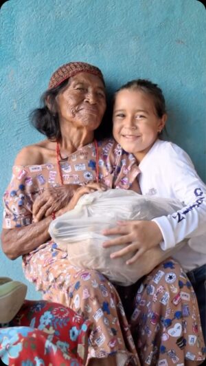 Patricia Velásquez Instagram - Una hermosa jornada que duró más de 6 horas y pudimos atender alrededor de 150 personas, vistamos los hogares de las personas en situación de cama y les prometimos cosas que estoy segura les vamos a cumplir gracias Dios, gracias @wayuutaya @wayuuprincess @helpforvenezuelafoundation por bendecir constantemente nuestras comunidades indígenas.