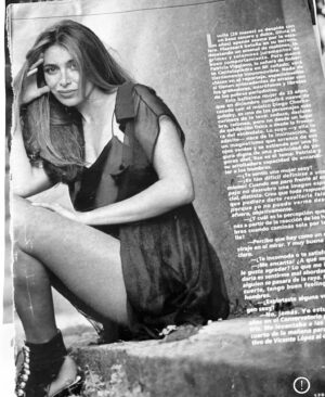 Patricia Viggiano Instagram - Desde esta foto vintage… reflexiono ( estoy con gripe😂) miro p atrás, y se en que momento de mi vida estaba en esa foto…😀. 
Y hoy a la distancia aprendí ( o trato de hacerlo) que la vida tiene su propio tiempo y q a la larga todo se acomoda.. lo q sea
Que en este continuo movimiento lo importante es q no tratemos de controlar lo incontrolable xq la vida no lo es….

La vida se revela una y otra vez y mientras lo va haciendo me guía hacia nuevos desafíos… la incertidumbre condición fundamental de la vida… puede q a veces asuste… ahora… es lo q tenes q aprender y no queda otra así q abrí las alas…. Y vola liviana- liviano xq así de maravillosa y dura a veces puede ser la vida… ahora lo q te fortalece y te hace crecer es un montón!
Pásenlo lindo!🤍✨😃