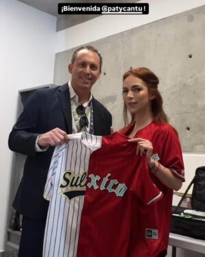 Paty Cantú Instagram - Ayer tocó cantar el himno y lanzar la primera ⚾️ (que después me llevé firmada!) con un jersey histórico en la @ligamexbeis #diablosvssultanes en el @harpestadio  #patycantu #lamexicana ♥️🙏🏼