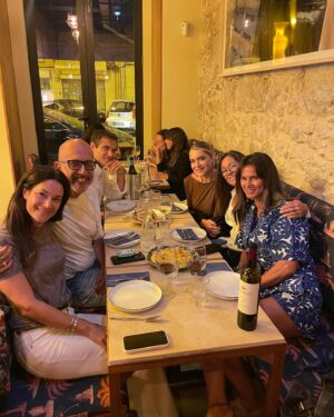 Paula Neves Instagram - Que delícia de jantar! 
Um belo grupo num sítio especial! Foi tão bom :)
Catarina e sus muchachos ❤️

  @aguapelabarba_restaurante