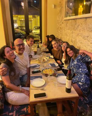 Paula Neves Instagram - Que delícia de jantar! 
Um belo grupo num sítio especial! Foi tão bom :)
Catarina e sus muchachos ❤️

  @aguapelabarba_restaurante