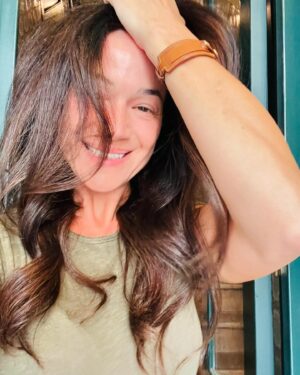 Paula Neves Instagram - Dia de self-care, dia de me sentir bonita e dia de voltar à casa que trata de mim ❤️ É tão bom! 
@samuelrocher_coiffeur @leandrosilvacoutinho @guilhermelucenah