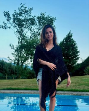 Paula Prendes Instagram - El Verano del Norte tralará! Que el Amor y la Intuición guíen tu conocimiento…Y poco más que decir. Mismos escenarios, mismos afectos 🏠 @carmen_prendes @belenmartineztuero